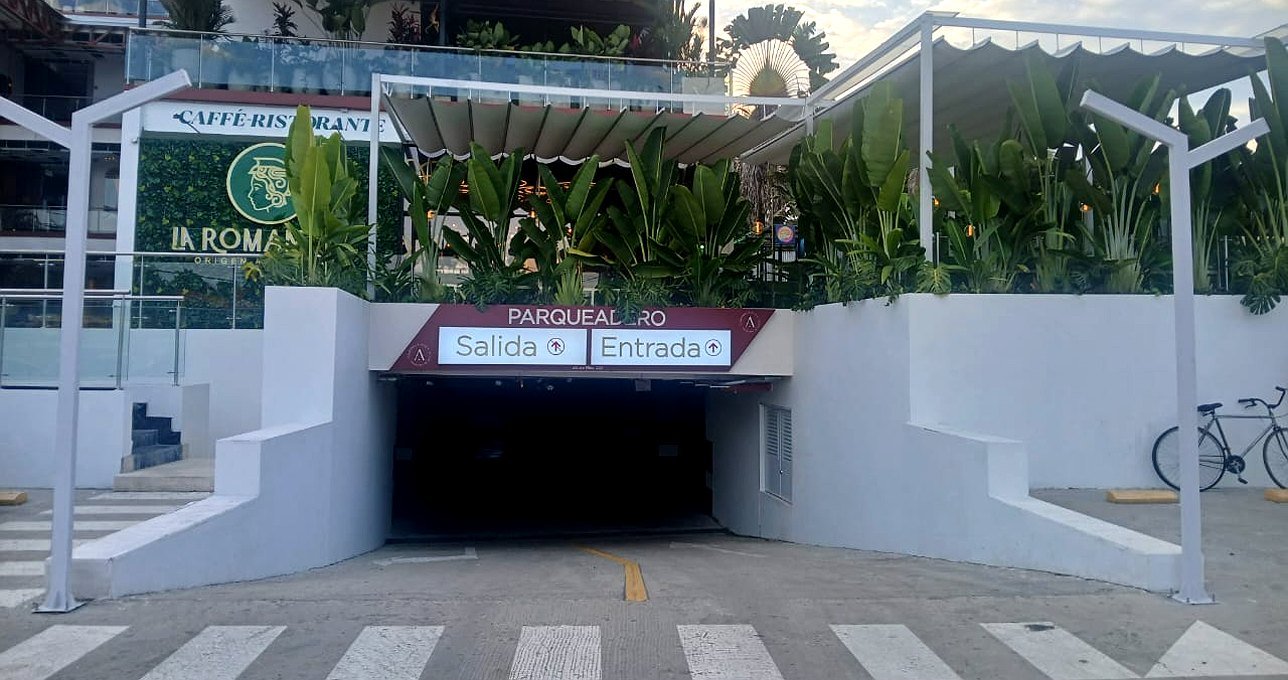 Señalización exterior de entrada y salida de parqueadero en Campanella Plaza