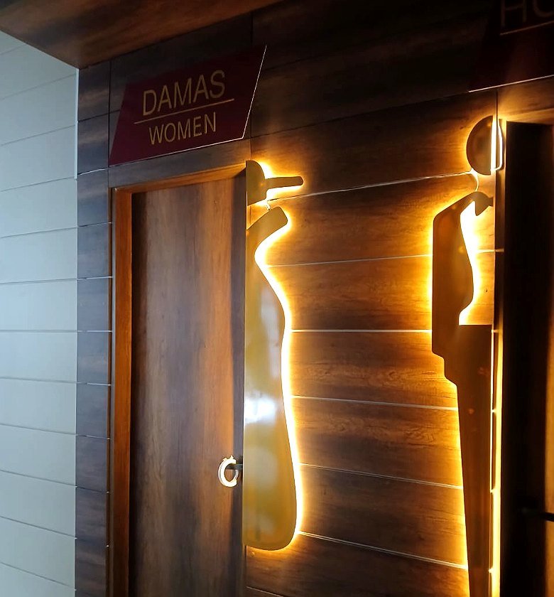 Señalización retroiluminada de baños en Campanella Plaza