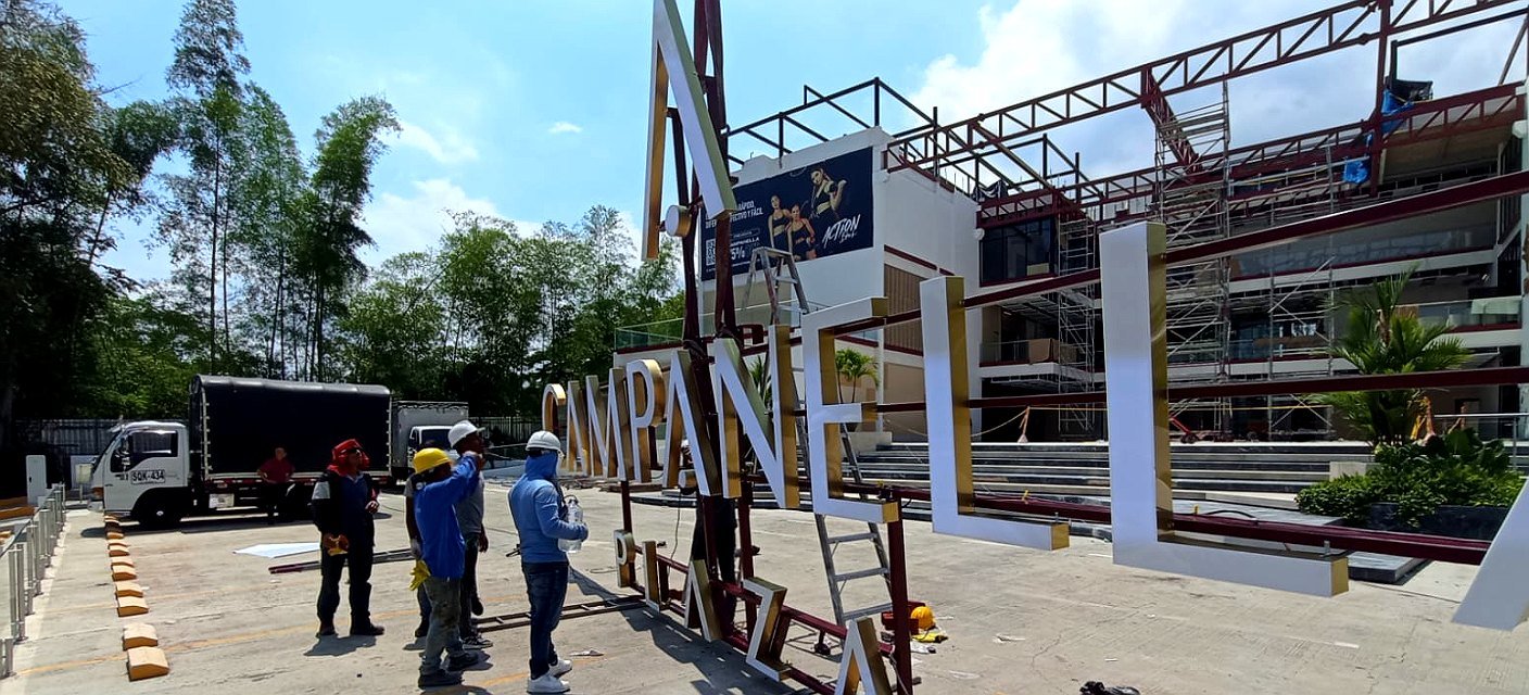 Instalación de letras corpóreas de gran formato en Campanella Plaza