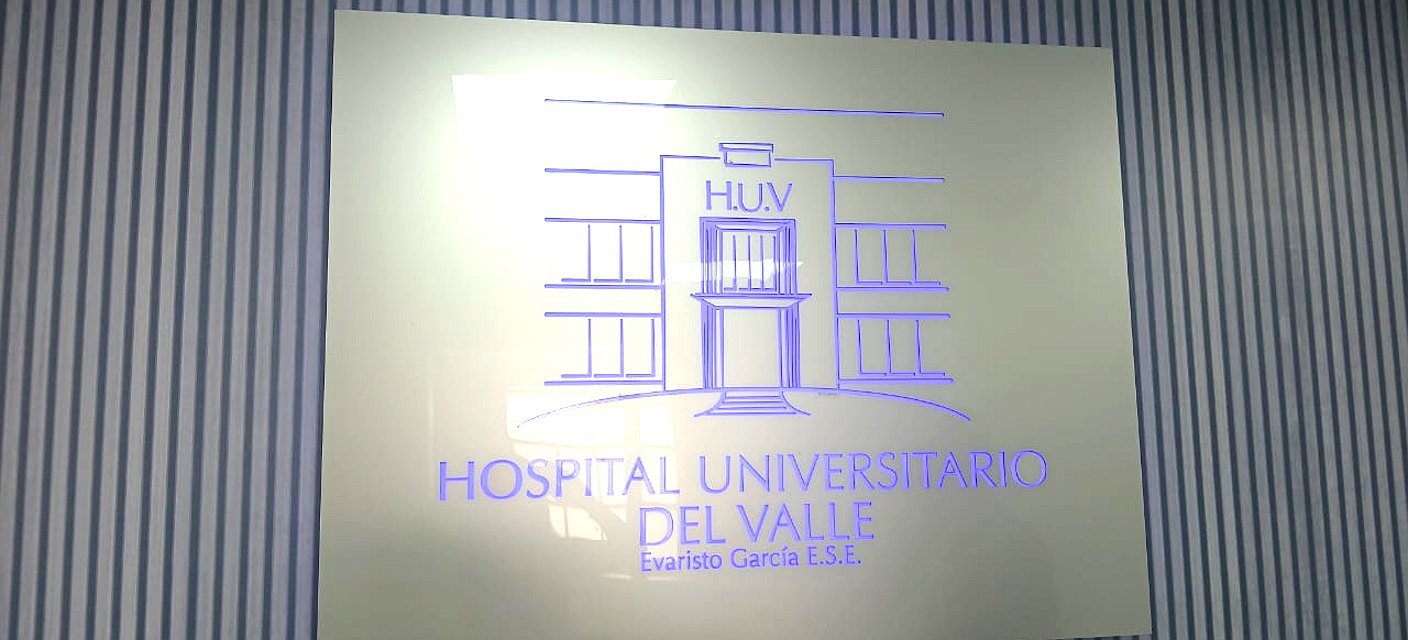 Placa institucional retroiluminada del Hospital Universitario del Valle