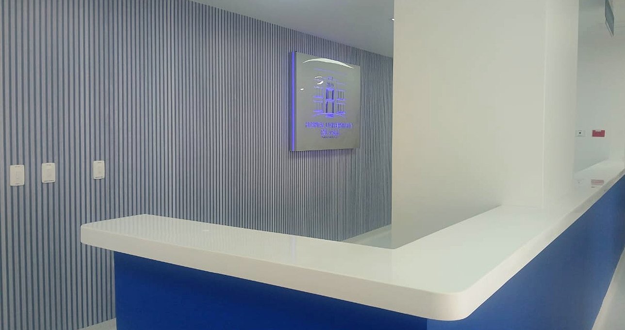 Módulo de recepción con señalización institucional del Hospital Universitario del Valle