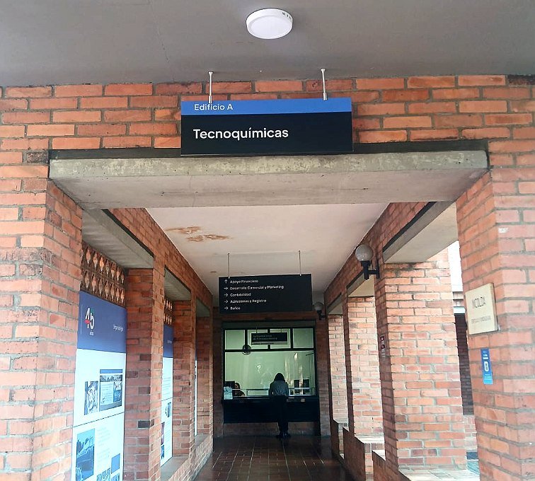 Señalización de identificación de edificio en el campus de la Universidad Icesi